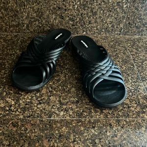 Okabashi Black Slides NWOT